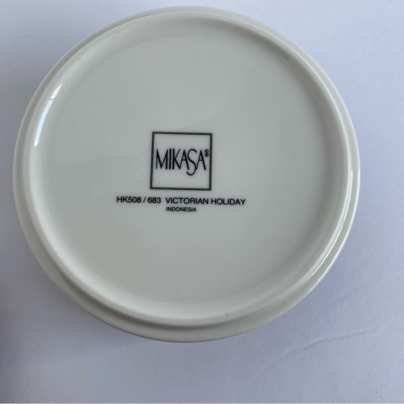 Mikasa Victorian Holiday Round Porcelain 5" Trinket Box Discontinued EUC Winter - Picture 5 of 14